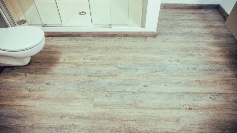 Renueva tu ba&ntilde;o sin obras: cambia el suelo f&aacute;cilmente