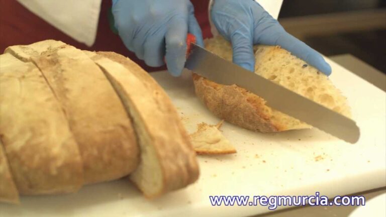Como cortar pan para hacer migas