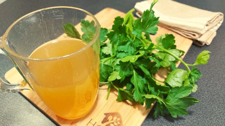 Aprende a crear una potente infusi&oacute;n casera de perejil fresco en 5 pasos