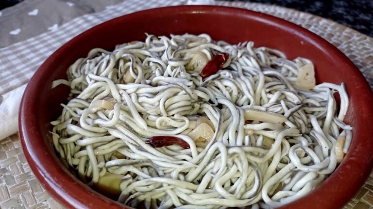 Cómo preparar deliciosas anguriñas al ajillo en casa