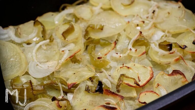 Aprende a cocinar patatas a lo pobre al horno en casa ¡Delicioso!