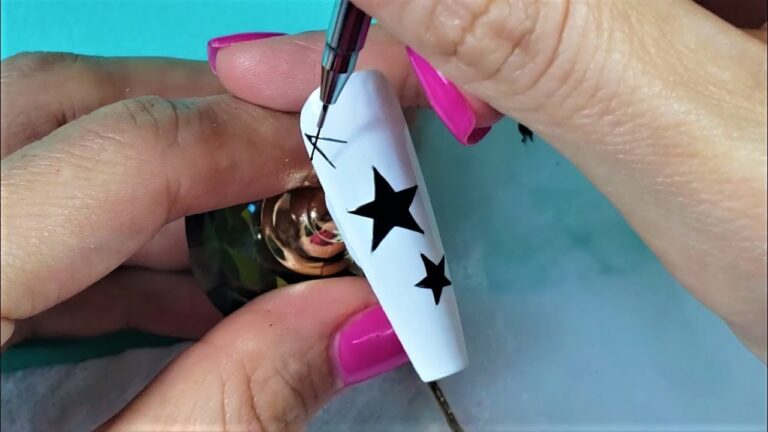 Descubre c&oacute;mo crear estrellas en u&ntilde;as de forma f&aacute;cil: paso a paso